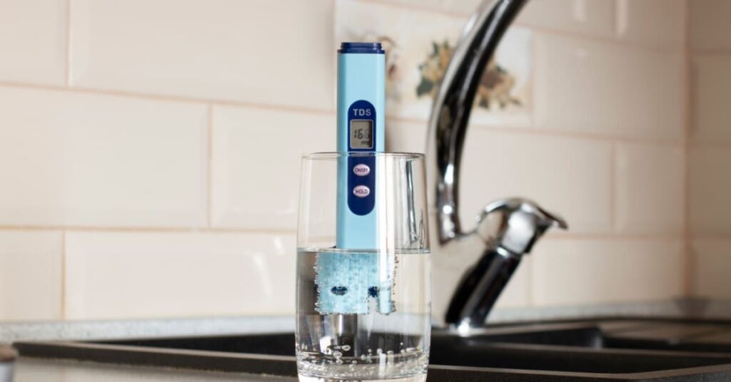 Verre d'eau permettant d'effectuer un contrôle de la dureté de l'eau à l'aide d'un appareil de mesure