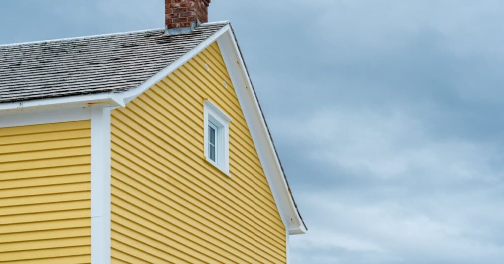 maison jaune toiture en pente