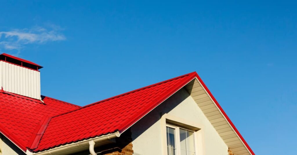 Toiture rouge en pente composée de 2 pans