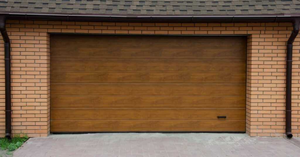Porte de garage sectionnelle en bois brun