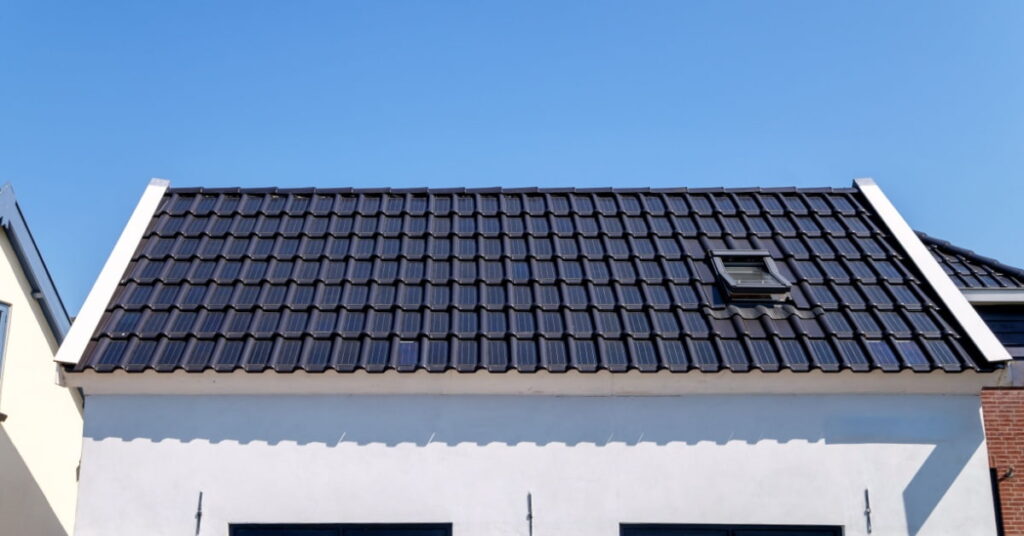 toiture en tuiles solaires sur maison blanche