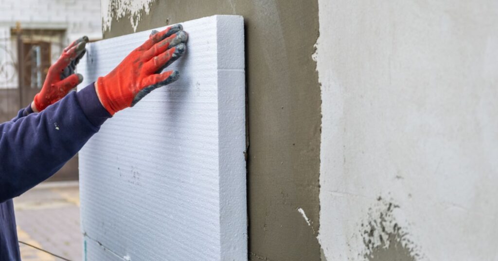 Isolation d'un mur par l'intérieur en utilisant des plaques de polystyrène