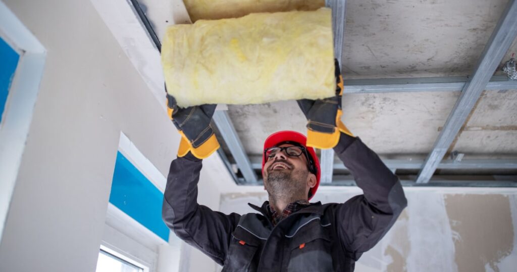 Isolation d'un plafond à la laine de verre par un professionnel