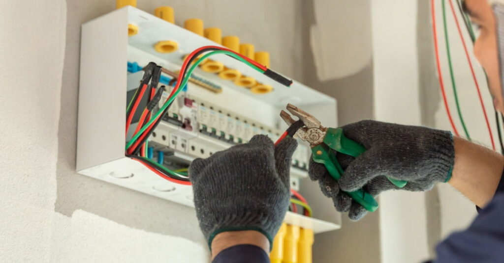 électricien qui installe installation électrique