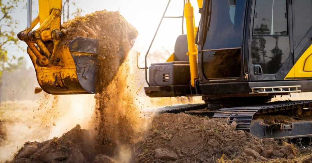 Terrassement d'un terrain à l'aide d'une pelleteuse