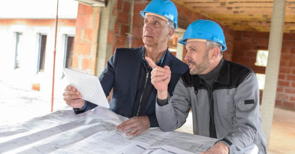 deux experts en stabilité sur un chantier  de construction avec casques sur la tete